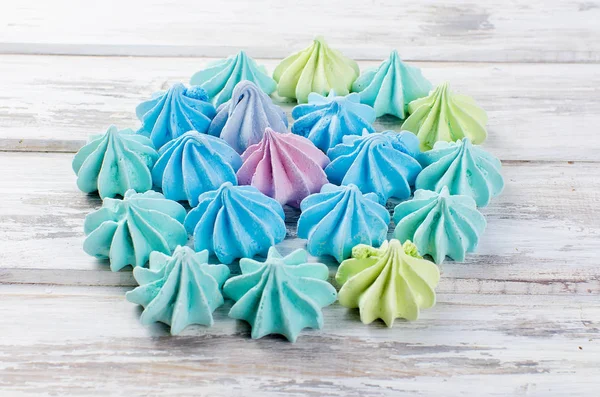 Beyaz ahşap masa portre üzerinde renkli beze