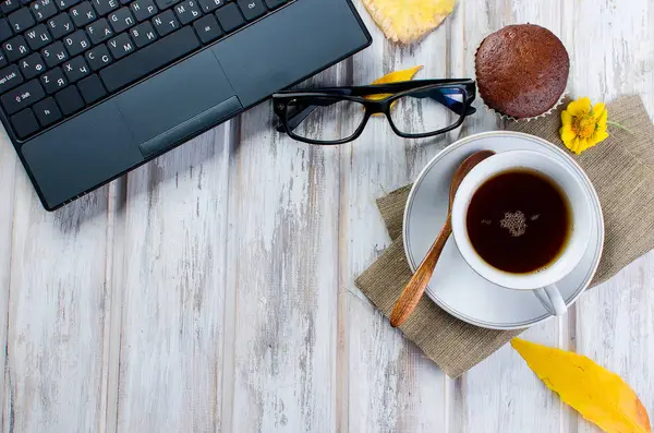 Fincan çay ve yaprakları ile sonbahar natürmort. 