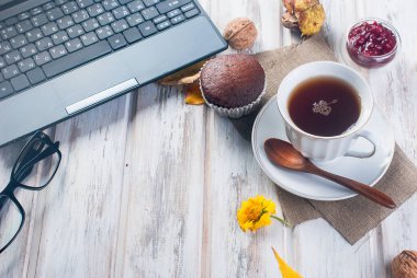 Fincan çay ve yaprakları ile sonbahar natürmort. 