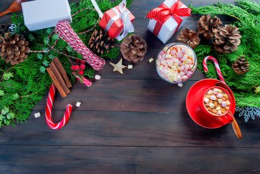 köknar koniler, koyu ahşap backgrou üzerinde kırmızı fincan kakao darbelere.