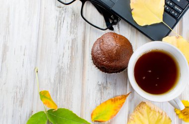 Fincan çay ve yaprakları ile sonbahar natürmort. 