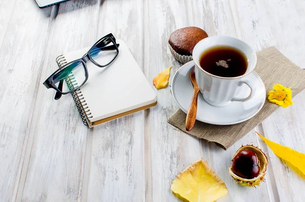 Automne nature morte avec une tasse de thé et de feuilles . — Photo