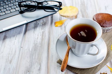 Fincan çay ve yaprakları ile sonbahar natürmort. 