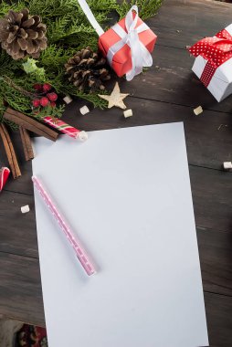 Küçük kız Noel Baba'ya mektup yazar 