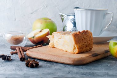 elmalı turta, çay ve bir masada elma