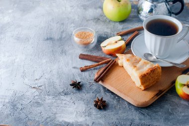 elmalı turta, çay ve bir masada elma