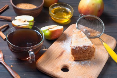 elmalı turta ve ahşap bir tabloda çay