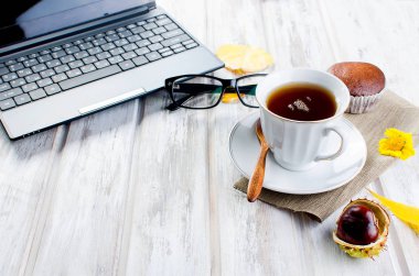 Fincan çay ve yaprakları ile sonbahar natürmort. 