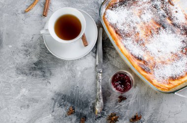 Süzme peynir güveç. Pasta peynir ve çay ile