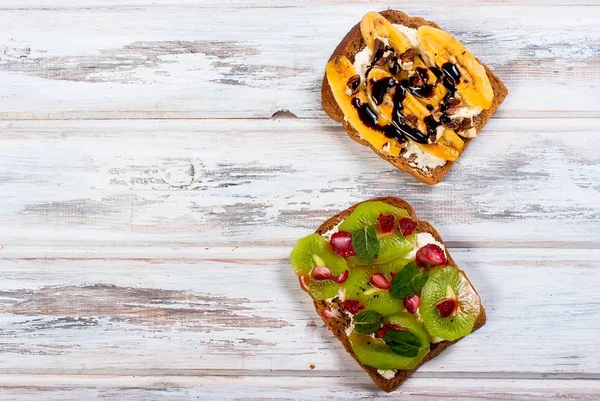 Muz, fındık ve çikolata ile lezzetli tatlı sandviç, üzerinde woo