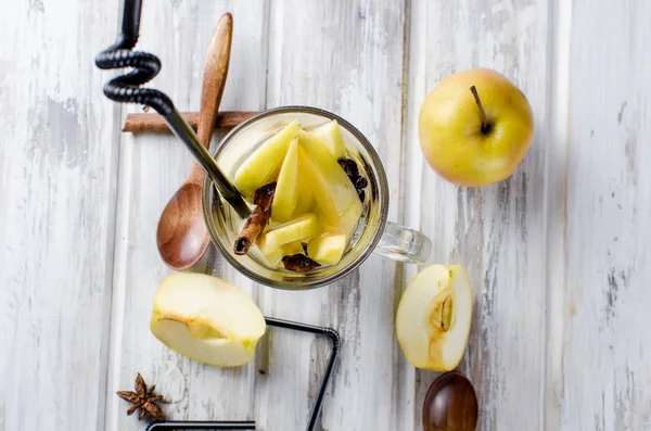 Acqua di disintossicazione con mele e spezie - anice, cannella — Foto Stock