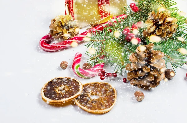 Luxe-geschenketui gebonden met een rood lint, fir takken, snoep — Stockfoto