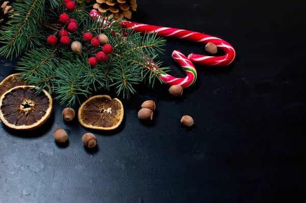 Luxe-geschenketui gebonden met een rood lint, fir takken, snoep — Stockfoto