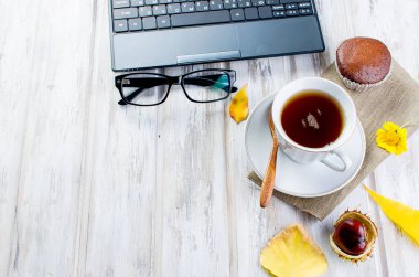 Fincan çay ve yaprakları ile sonbahar natürmort. 