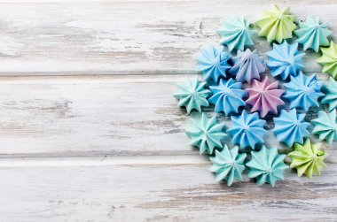 Beyaz ahşap masa portre üzerinde renkli beze