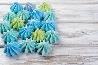 Beyaz ahşap masa portre üzerinde renkli beze