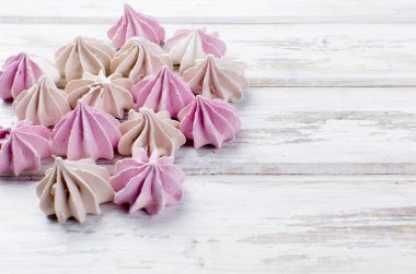 Beyaz ahşap masa portre üzerinde renkli beze