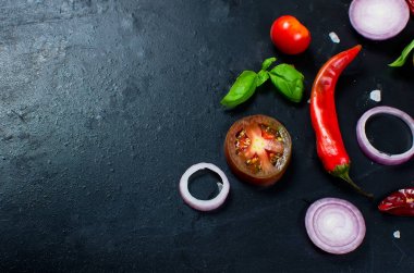 Baharat ve otlar pişirme yemek için-slised domates, soğan, sal