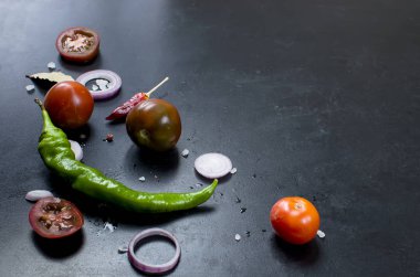 Baharat ve otlar pişirme yemek için-slised domates, soğan, sal