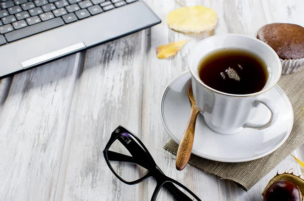 Fincan çay ve yaprakları ile sonbahar natürmort. 