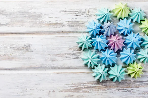 Beyaz ahşap masa portre üzerinde renkli beze