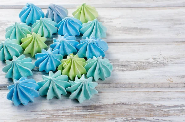 Beyaz ahşap masa portre üzerinde renkli beze