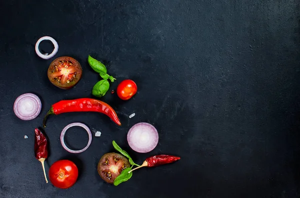 Especias y hierbas para cocinar la cena -, tomate, cebolla, sal —  Fotos de Stock