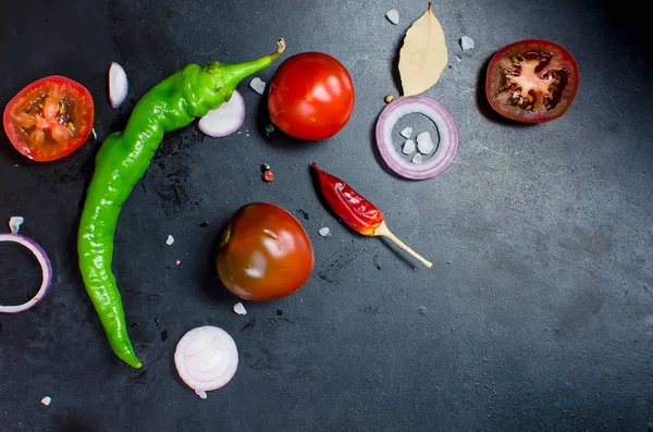 Especias y hierbas para cocinar la cena -, tomate, cebolla, sal —  Fotos de Stock
