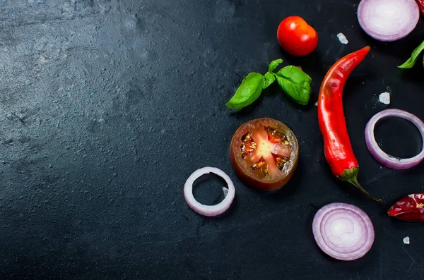 Baharat ve otlar pişirme yemek için-slised domates, soğan, sal