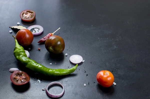 Baharat ve otlar pişirme yemek için-slised domates, soğan, sal