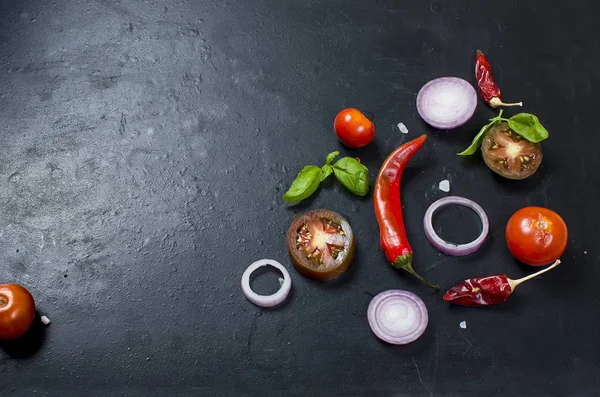 Temperos e ervas para cozinhar o jantar -, tomate escorregado, cebola, sal — Fotografia de Stock
