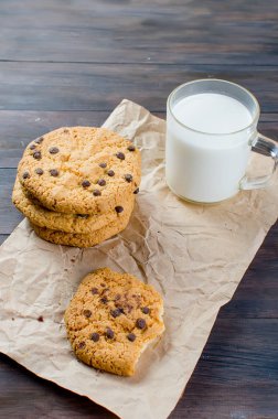 çikolata damla ve bir bardak süt ile tatlılar