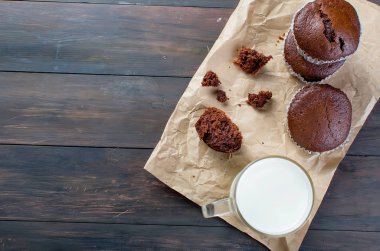 Çikolatalı kek ve bir bardak süt