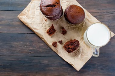 Çikolatalı kek ve bir bardak süt