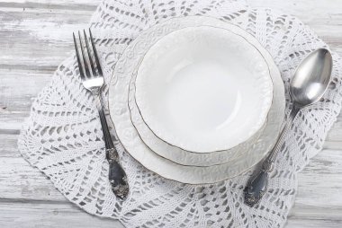 Hizmet ve çatal kaşık, beyaz tabaklar 