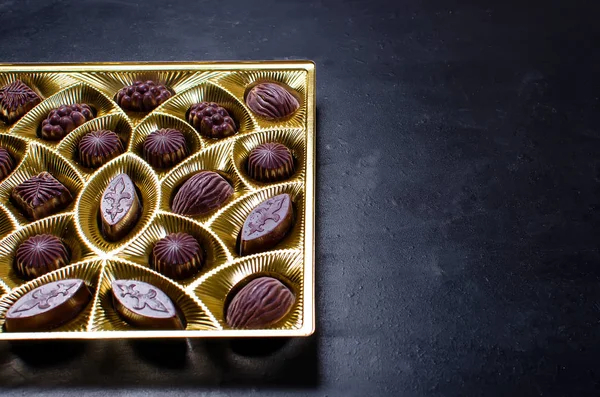 Koyu arkaplanda bir kutuda çikolata şekeri