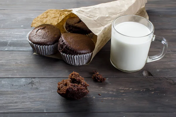 Çikolatalı kek ve bir bardak süt