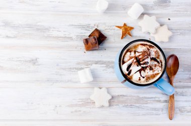 kakao krema ve çikolata eski woo üzerinde mavi Kupası ile