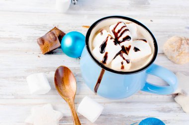 kakao krema ve çikolata eski woo üzerinde mavi Kupası ile