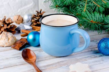 köknar, çam kozalakları, eski ahşap backgrou üzerinde mavi fincan kakao