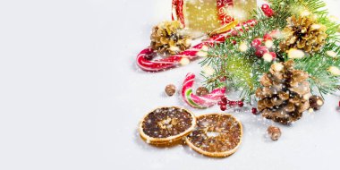 Hediye kutusu bağlı bir kırmızı kurdele, çam dalları, şeker 