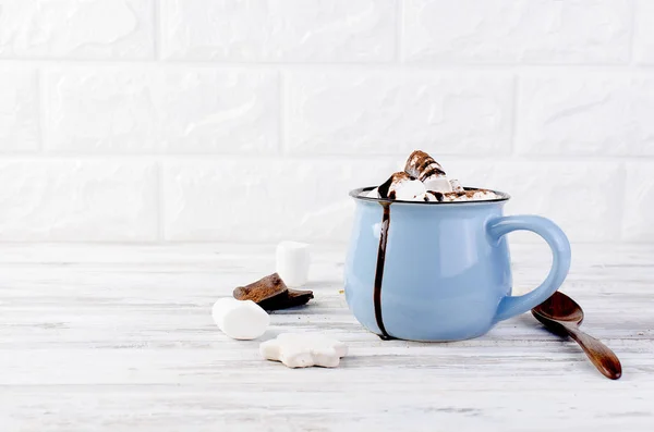 Cacao con malvavisco y chocolate en taza azul en el viejo woo — Foto de Stock