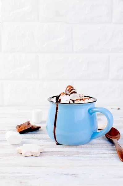 Cacao con malvavisco y chocolate en taza azul en el viejo woo — Foto de Stock