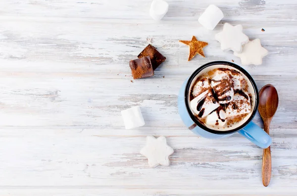 kakao krema ve çikolata eski woo üzerinde mavi Kupası ile