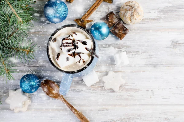 köknar, çam kozalakları, eski ahşap backgrou üzerinde mavi fincan kakao