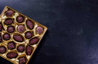 Koyu arkaplanda bir kutuda çikolata şekeri