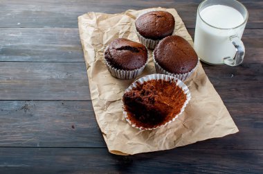 Çikolatalı kek ve bir bardak süt