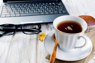 Fincan çay ve yaprakları ile sonbahar natürmort. 