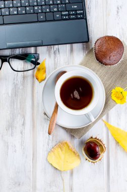 Fincan çay ve yaprakları ile sonbahar natürmort. 