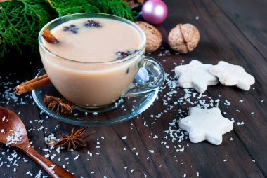 Süt ve tarçın, köknar, koniler ile çay, kırmızı fincan kakao fincan